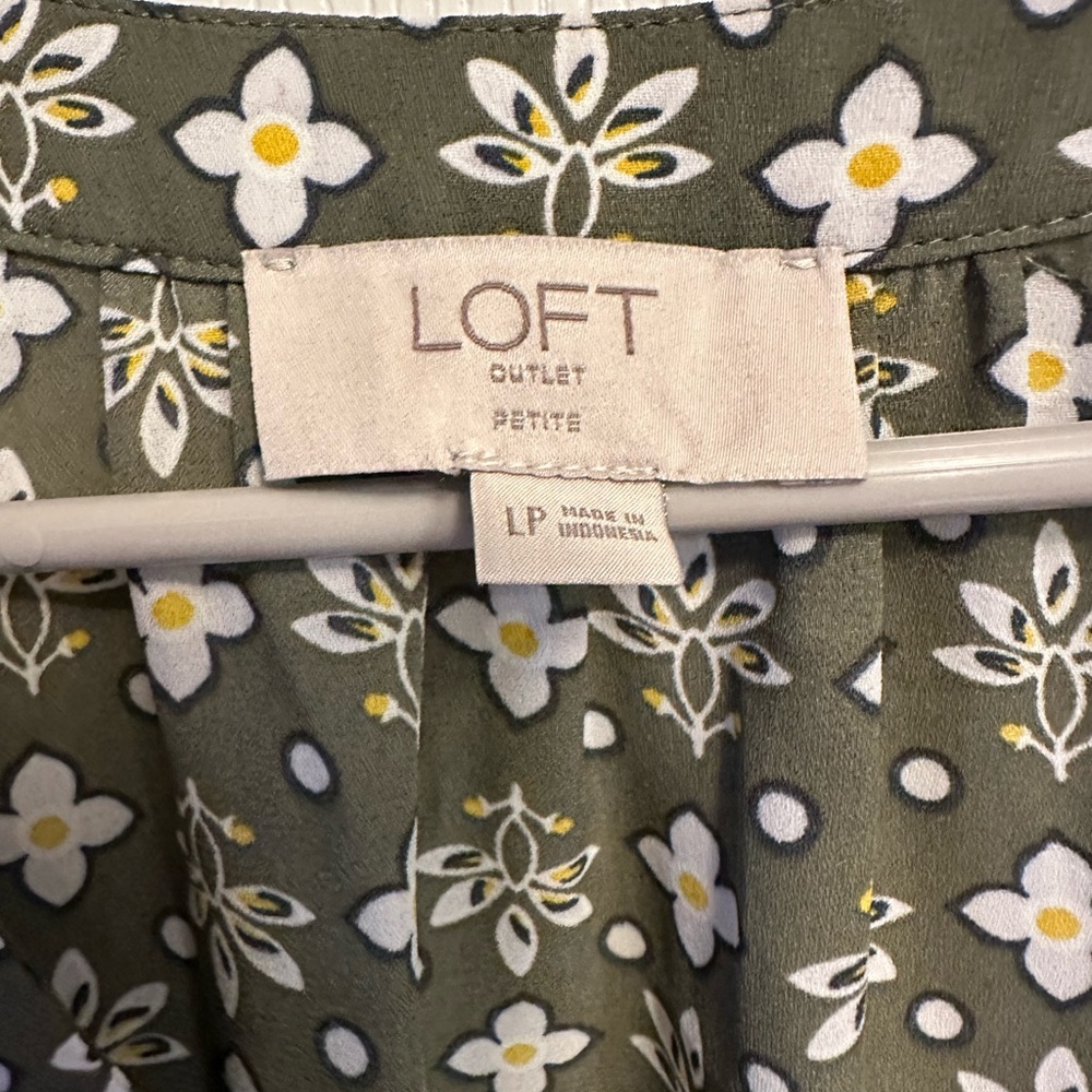 Women’s Loft Top, Size large petite - Picture 3 of 4